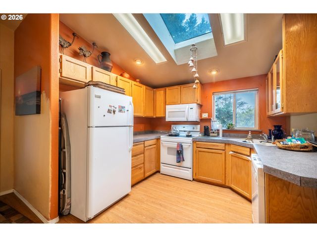 498 KLAMATH Ave Se, Bandon, OR 97411