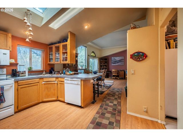 498 KLAMATH Ave Se, Bandon, OR 97411