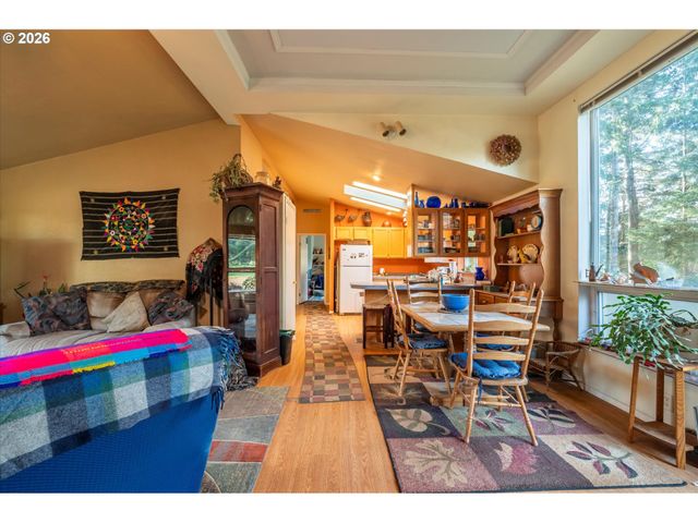 498 KLAMATH Ave Se, Bandon, OR 97411