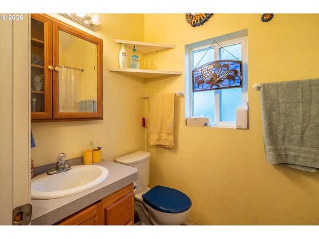 498 KLAMATH Ave Se, Bandon, OR 97411