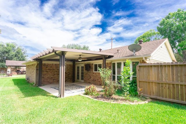 5105 Apple Springs Drive, Pearland, TX 77584
