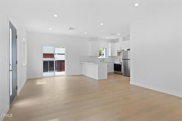 112 N Kenneth Road 201, Burbank, CA 91501