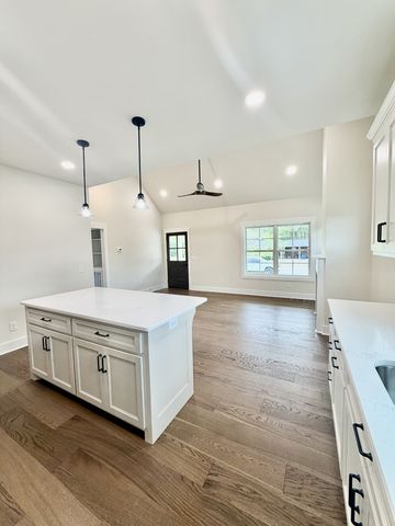 909 Hickory St, Lawrenceburg, TN 38464