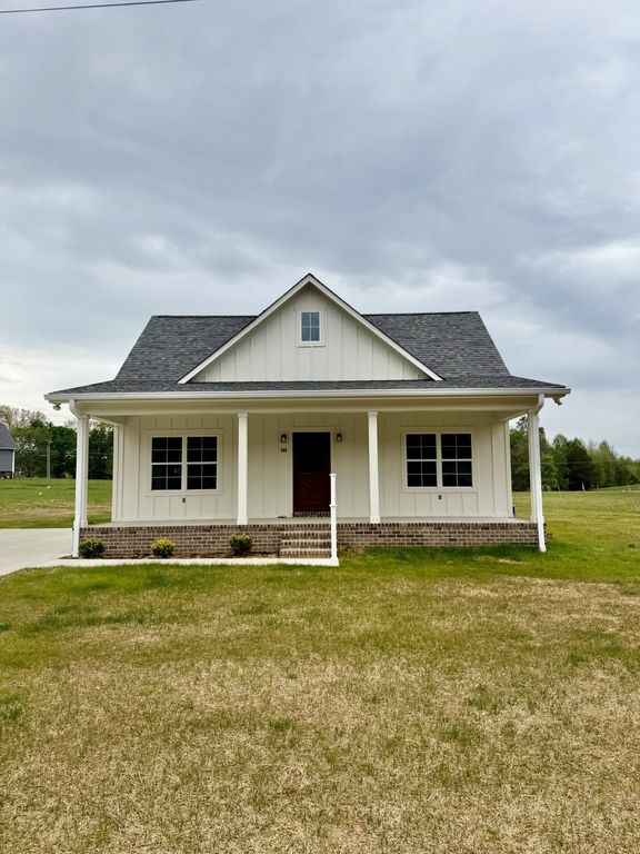 909 Hickory St, Lawrenceburg, TN 38464