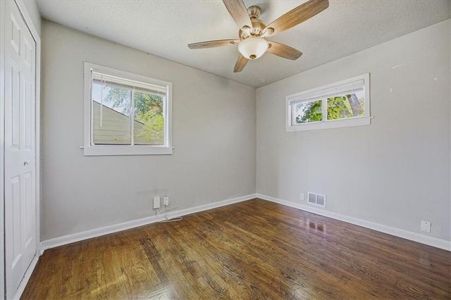 5910 N Park Avenue, Gladstone, MO 64118