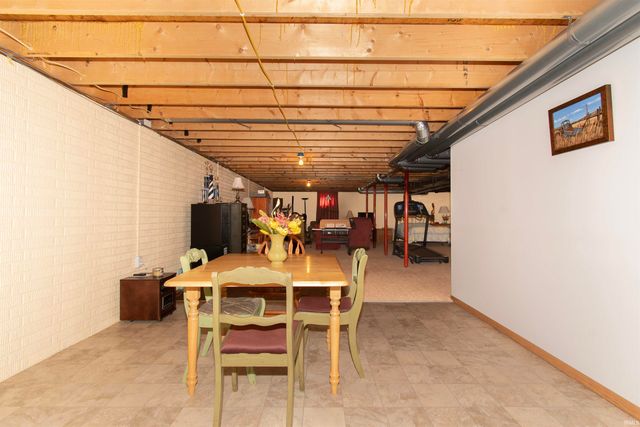 1025 E 485 N, Howe, IN 46746
