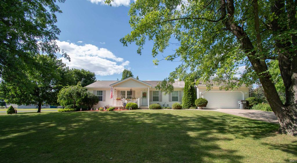 1025 E 485 N, Howe, IN 46746