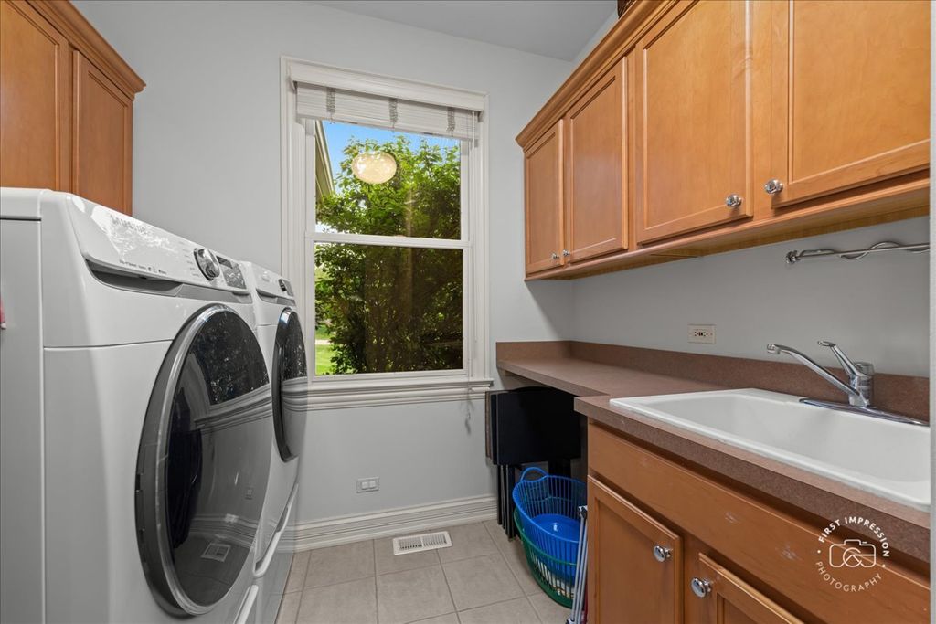 Image 12 of property listing at 38W535 RED BAY Court, St. Charles, IL 60175
