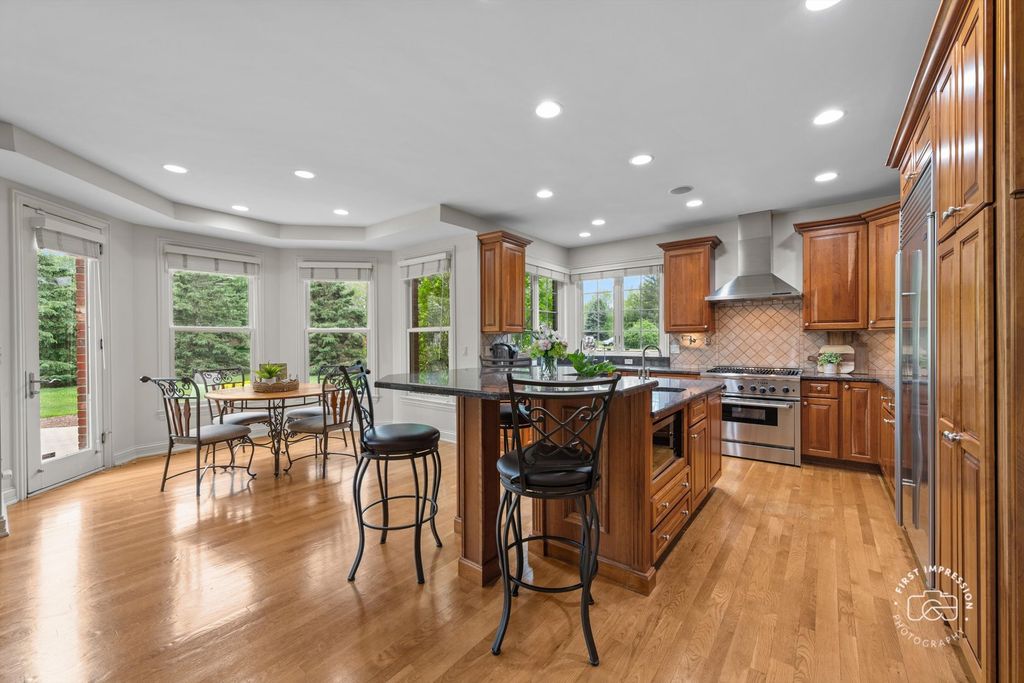 Image 6 of property listing at 38W535 RED BAY Court, St. Charles, IL 60175