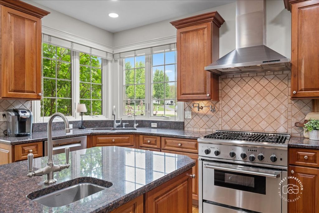 Image 7 of property listing at 38W535 RED BAY Court, St. Charles, IL 60175
