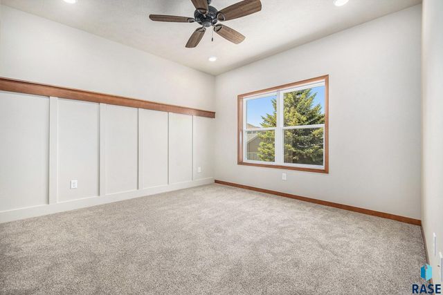 815 N Marquette Pl, Sioux Falls, SD 57110