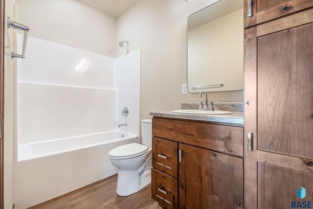 815 N Marquette Pl, Sioux Falls, SD 57110