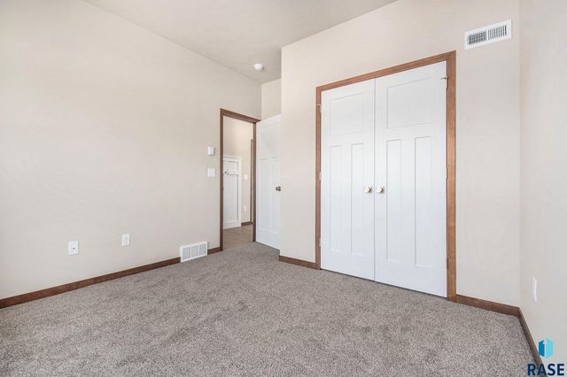 815 N Marquette Pl, Sioux Falls, SD 57110