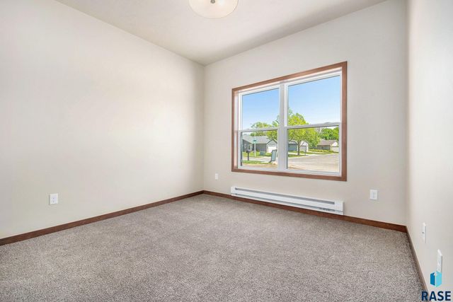 815 N Marquette Pl, Sioux Falls, SD 57110