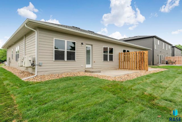 815 N Marquette Pl, Sioux Falls, SD 57110
