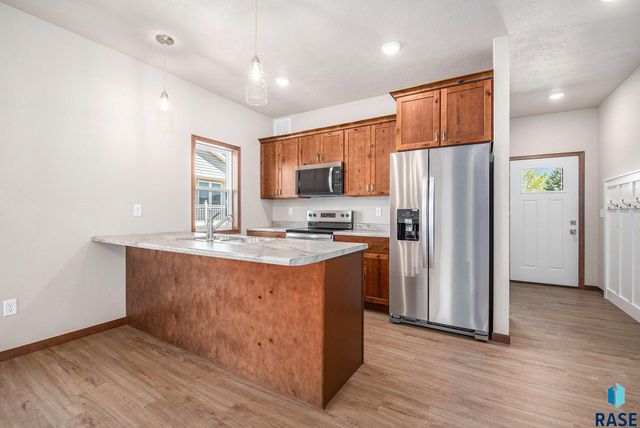 815 N Marquette Pl, Sioux Falls, SD 57110
