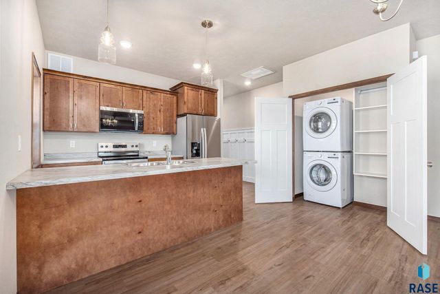 815 N Marquette Pl, Sioux Falls, SD 57110