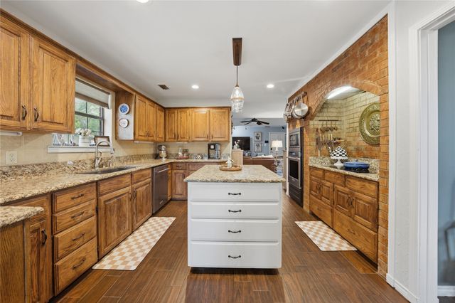 603 Country Club Circle, Athens, TX 75751
