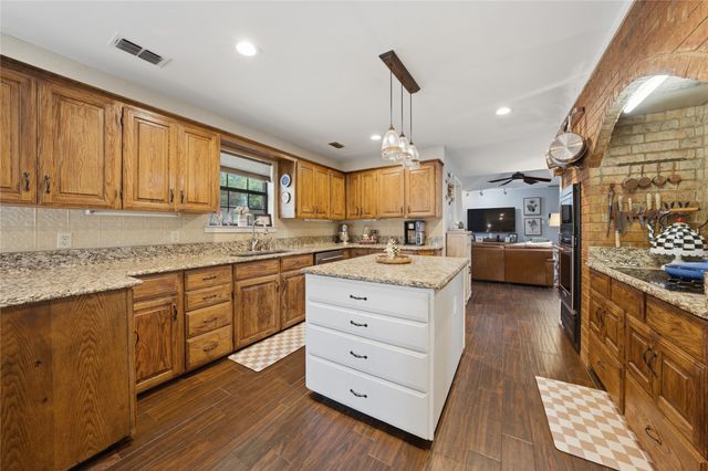 603 Country Club Circle, Athens, TX 75751