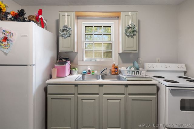 101 W McKennon Road, Calera, OK 74730