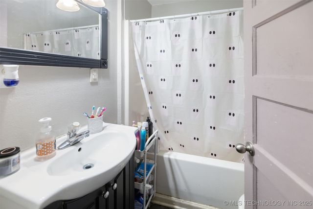 101 W McKennon Road, Calera, OK 74730