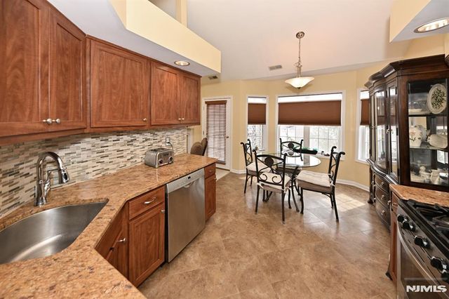 884 Somerset Court, Ramsey, NJ 07446