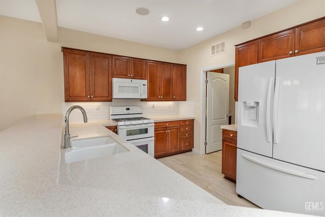 13408 Limestone Falls Drive, Bakersfield, CA 93306