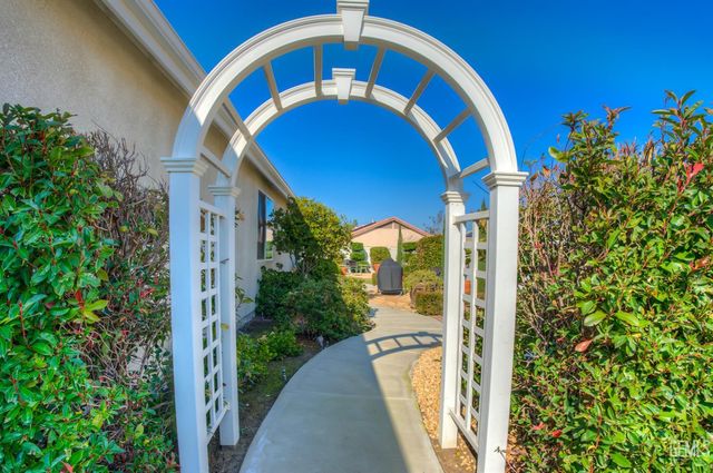 13408 Limestone Falls Drive, Bakersfield, CA 93306
