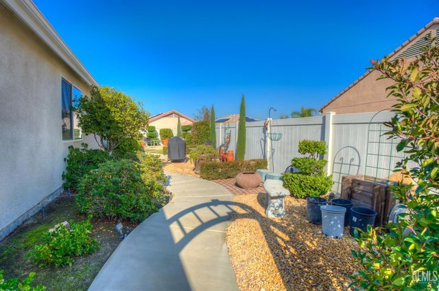 13408 Limestone Falls Drive, Bakersfield, CA 93306