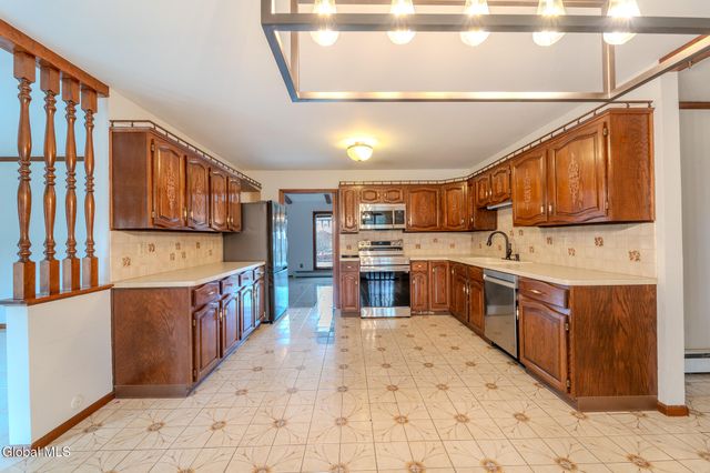 15 Huntleigh Drive, Colonie, NY 12211