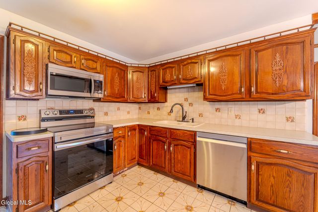 15 Huntleigh Drive, Colonie, NY 12211