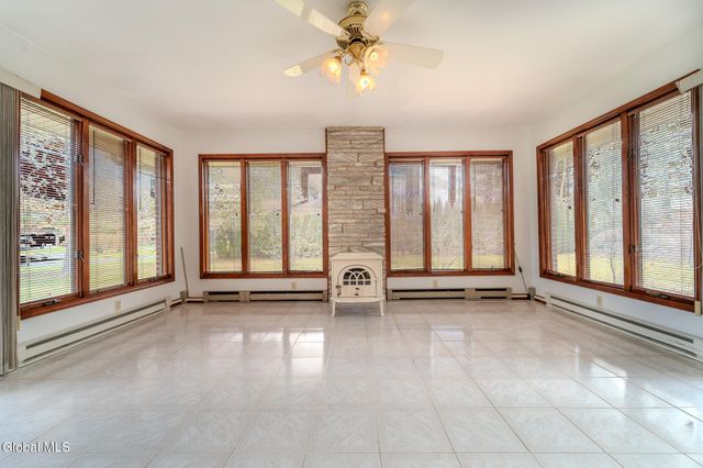 15 Huntleigh Drive, Colonie, NY 12211