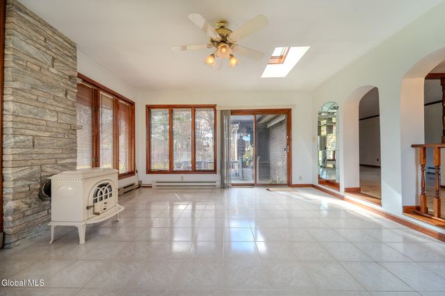 15 Huntleigh Drive, Colonie, NY 12211