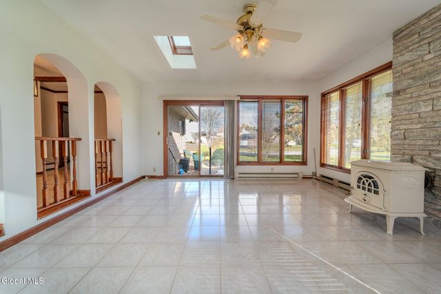 15 Huntleigh Drive, Colonie, NY 12211