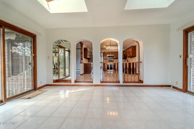 15 Huntleigh Drive, Colonie, NY 12211