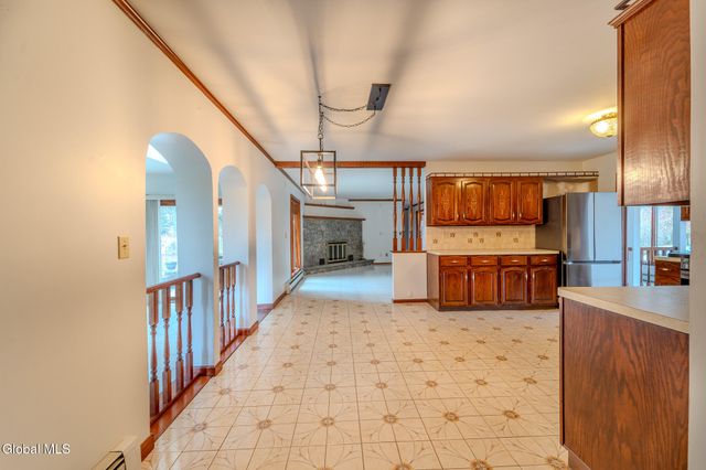 15 Huntleigh Drive, Colonie, NY 12211