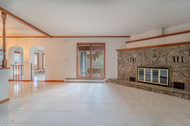 15 Huntleigh Drive, Colonie, NY 12211