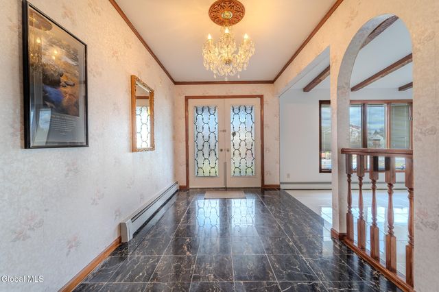 15 Huntleigh Drive, Colonie, NY 12211