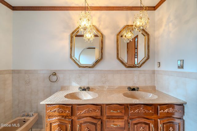 15 Huntleigh Drive, Colonie, NY 12211