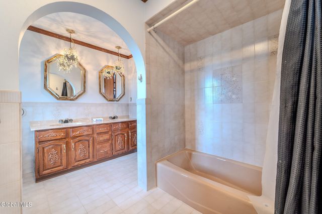 15 Huntleigh Drive, Colonie, NY 12211