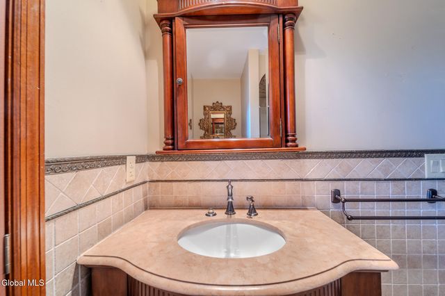 15 Huntleigh Drive, Colonie, NY 12211