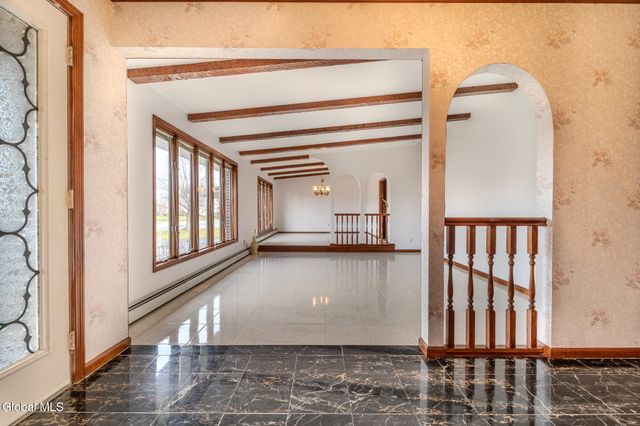 15 Huntleigh Drive, Colonie, NY 12211