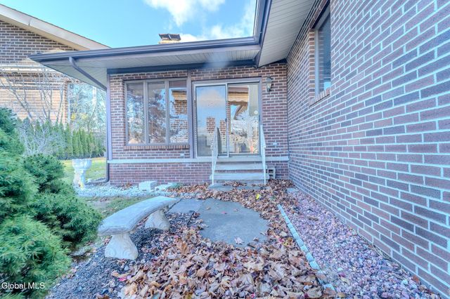 15 Huntleigh Drive, Colonie, NY 12211