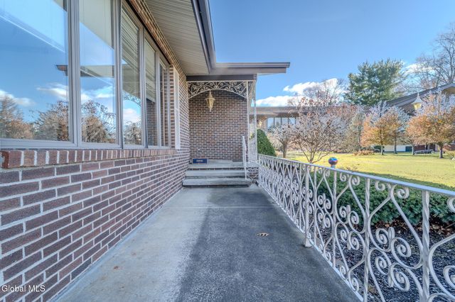 15 Huntleigh Drive, Colonie, NY 12211