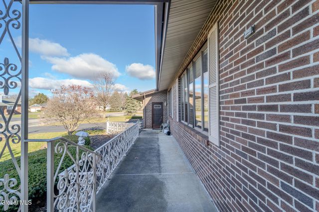 15 Huntleigh Drive, Colonie, NY 12211