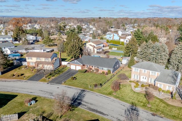 15 Huntleigh Drive, Colonie, NY 12211