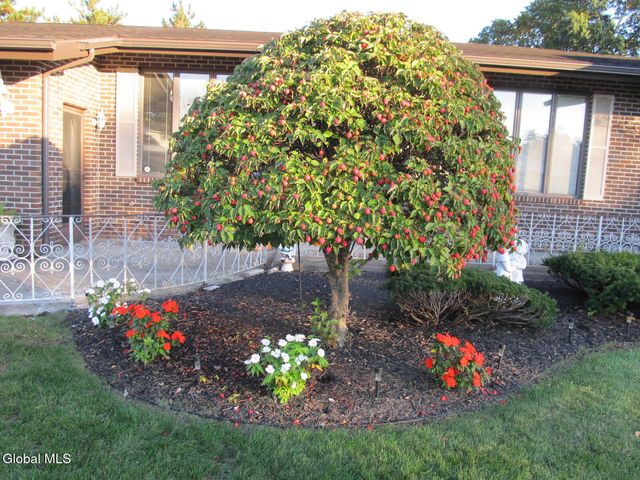 15 Huntleigh Drive, Colonie, NY 12211