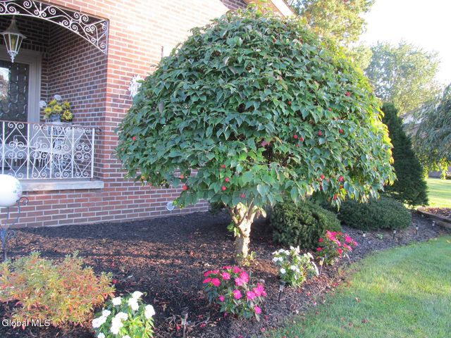 15 Huntleigh Drive, Colonie, NY 12211