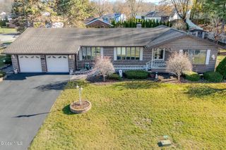 15 Huntleigh Drive, Colonie, NY 12211