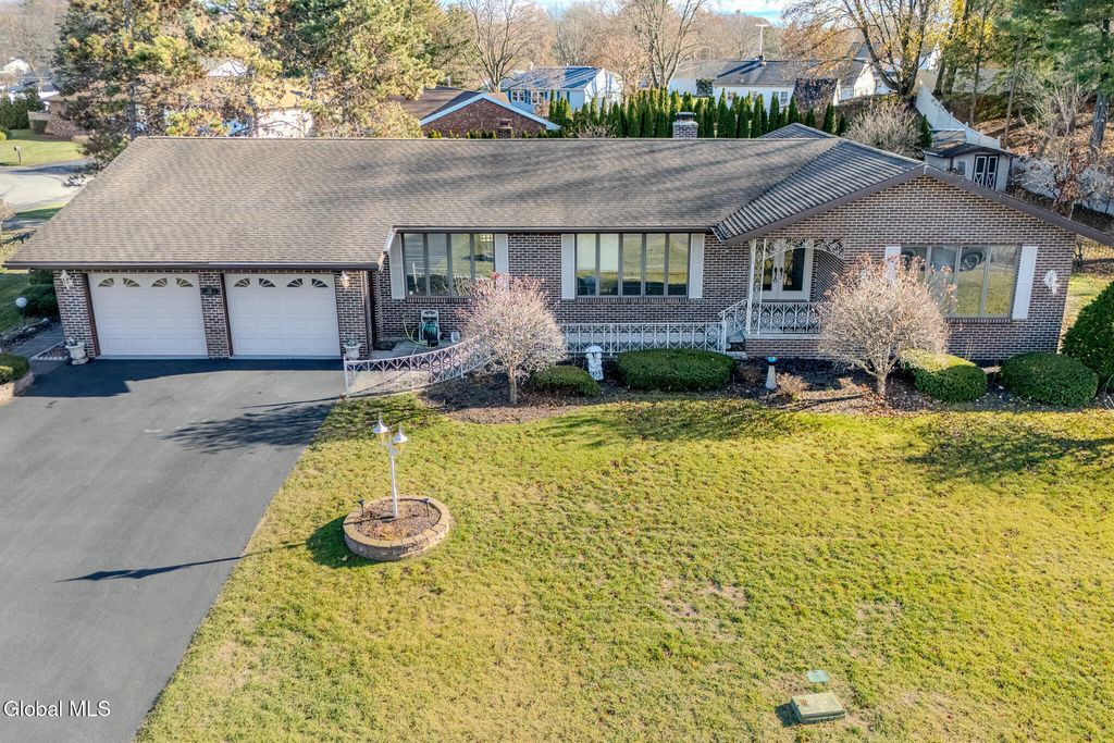 15 Huntleigh Drive, Colonie, NY 12211